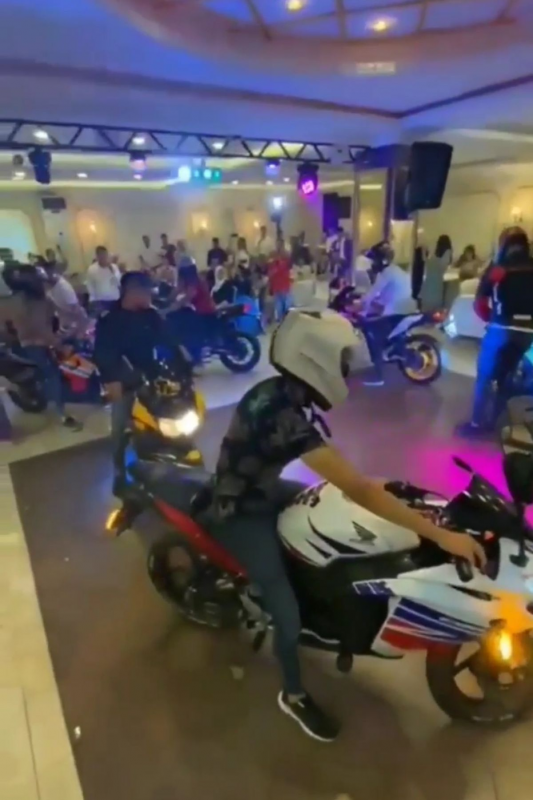 Düğün salonuna motosikletleriyle girdiler